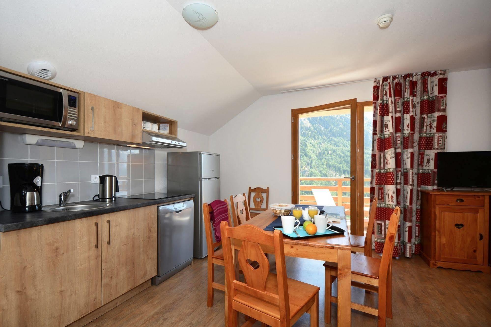 Résidence Odalys Le Crystal Blanc Vaujany Extérieur photo